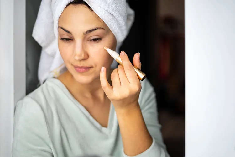 Gesicht straffer wirken lassen Make-up Facelifting Hack TikTok