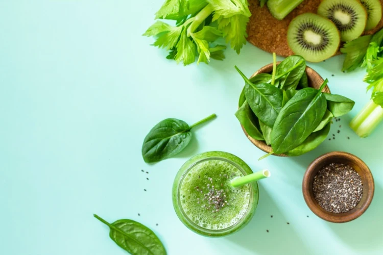 Gesunde Ernährung und Diät mit Blattgemüse Spinat