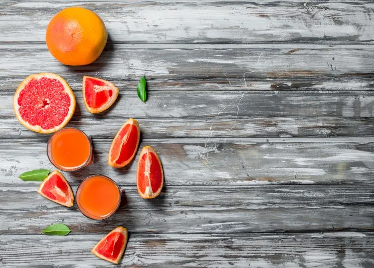 Grapefruit enthält wenig Zucker und ist perfekt zur Gewichtsreduktion