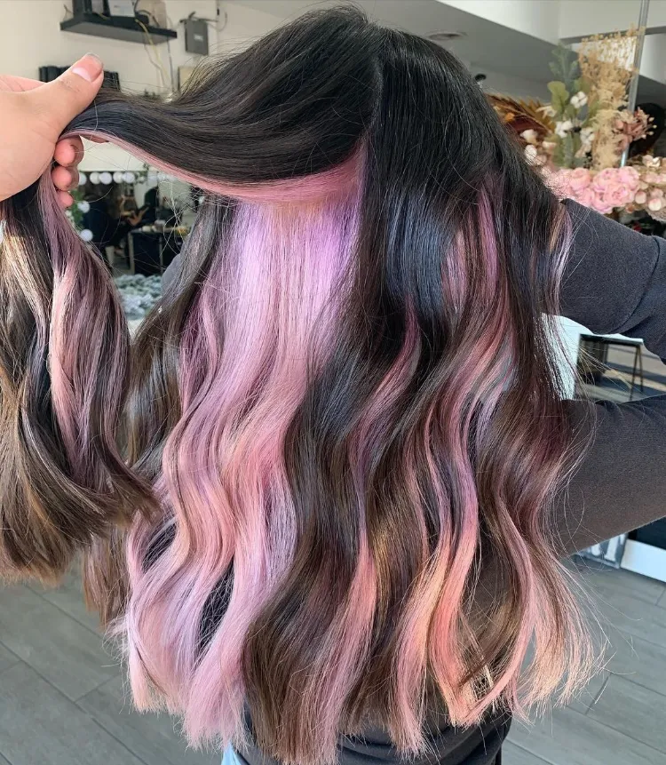 Haarfarben Trends 2022 Frühling Sommer dunkle Haare mit rosa Strähnchen