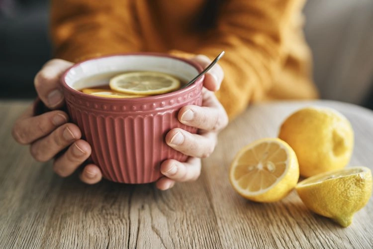 Heiße Zitrone zum Abnehmen und bei Erkältungen trinken