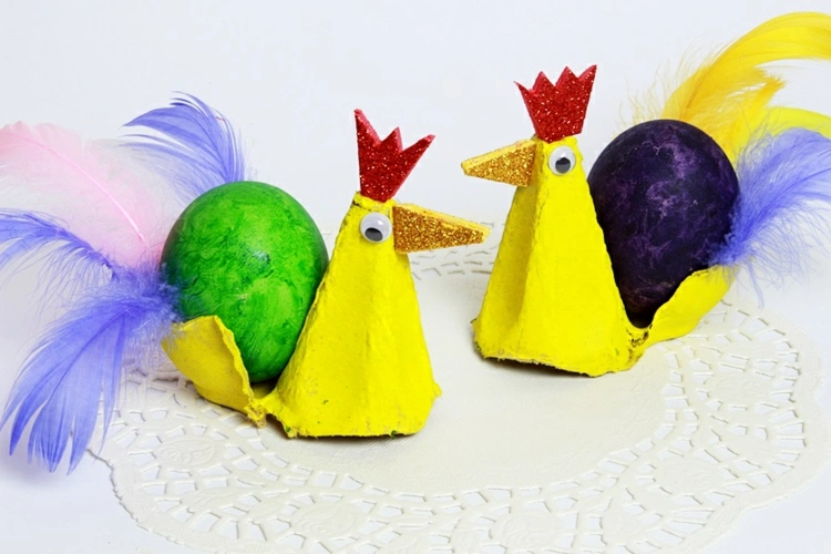 Hühner aus Eierkarton basteln zu Ostern - Federn und Moosgummi als Deko