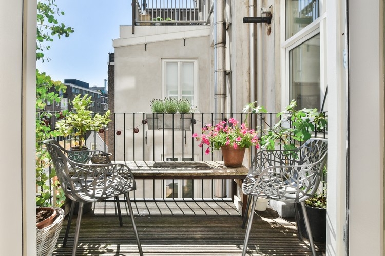 Ikea Balkon 2022 Gartenmöbel Trends kleine Terrasse einrichten Tipps