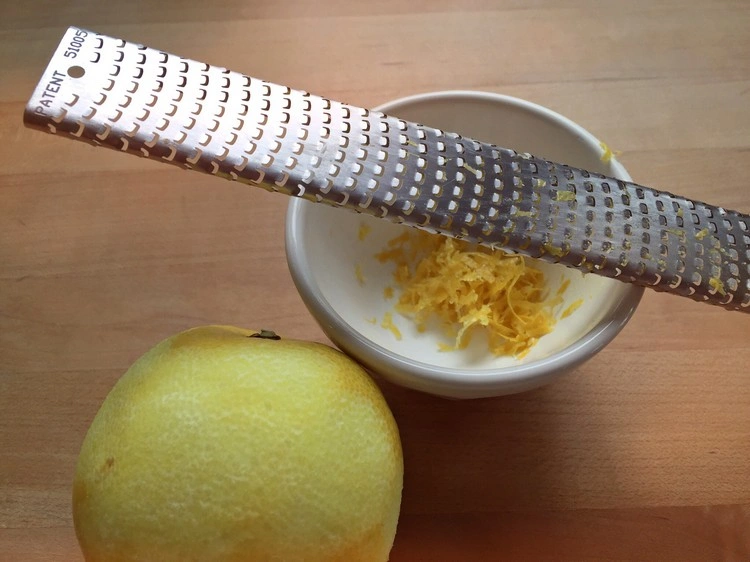 Jede Tarte braucht geriebene Zitronenschale