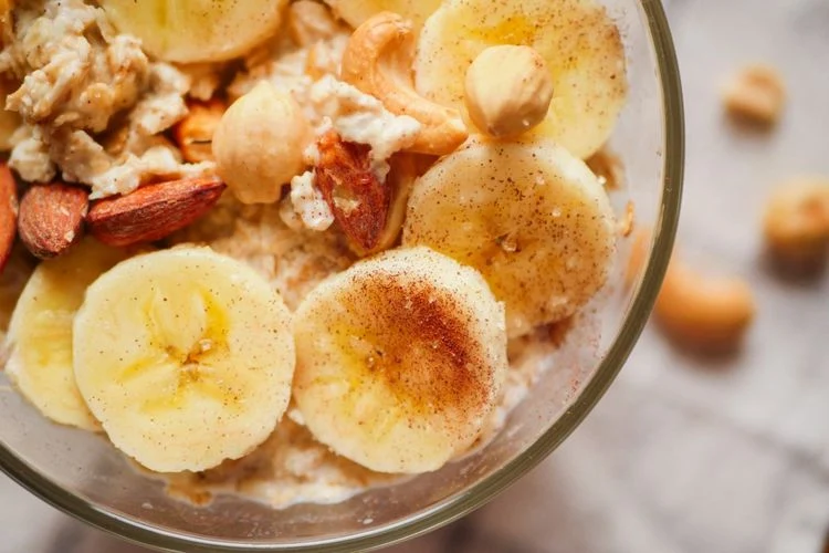 Jeden Tag Oatmeal mit Bananen und Zucker kann zu Gewichtszunahme führen
