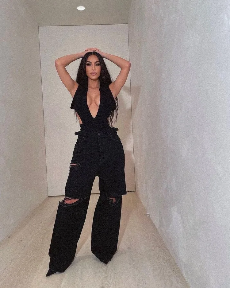 Kim Kardashian mit breiter, zerrissener Low Waist Jeans