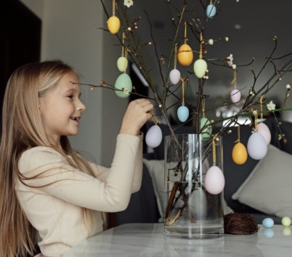 Kinder können super beim Dekorieren des Osterbaumes mithelfen