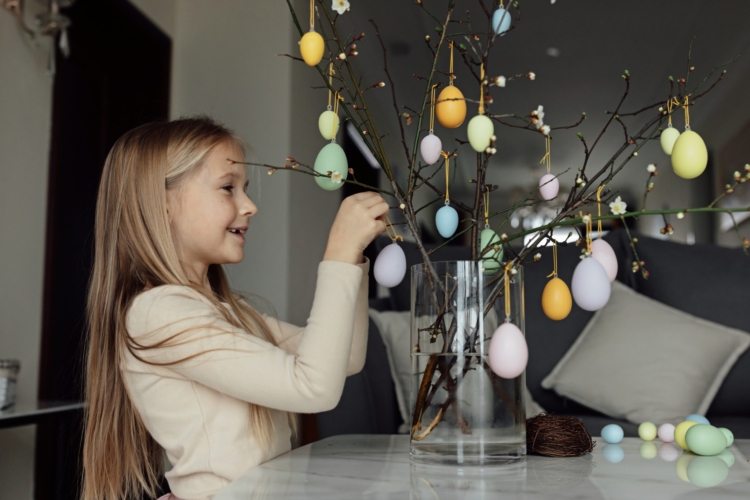 Kinder können super beim Dekorieren des Osterbaumes mithelfen