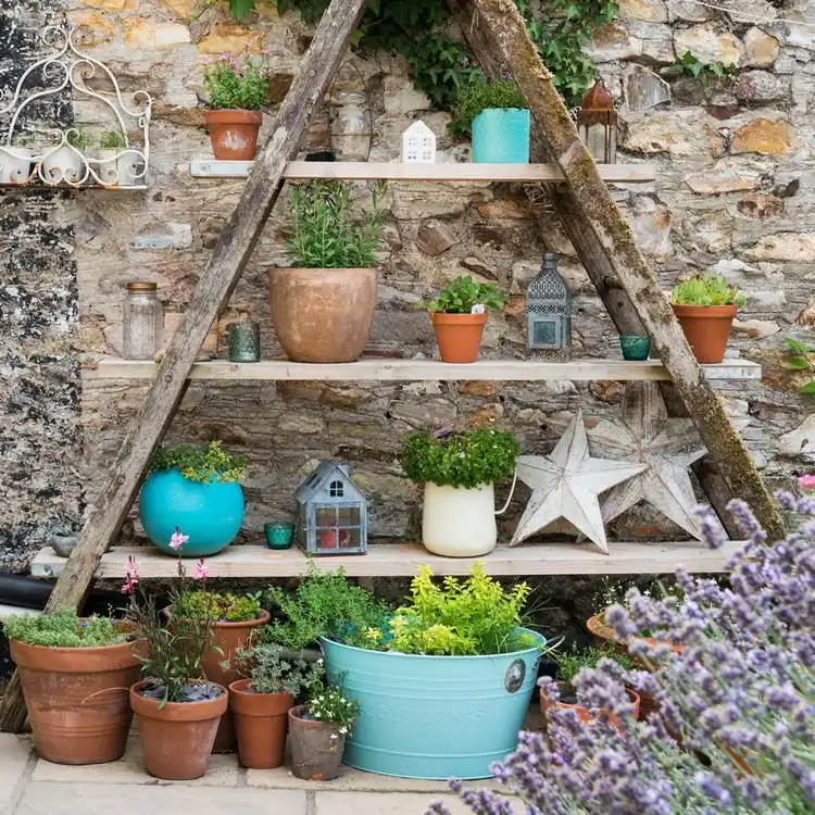 Kleinen romantischen Garten gestalten mit alten Treppen
