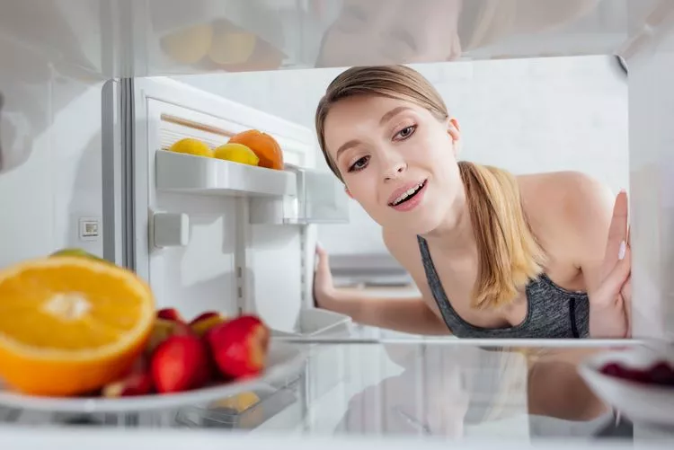 Lebensmittel herausnehmen und dann Kühlschrank säubern
