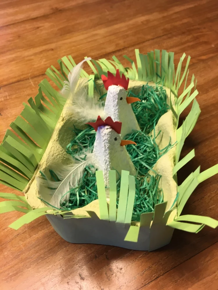 Nest mit Eierkarton basteln zu Ostern - Huhn und künstliches Gras aus Papier