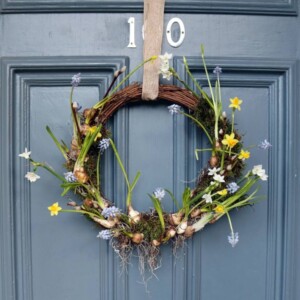 Osterdeko für Haustür mit Zwiebelblumen Hyazinthen und Narzissen