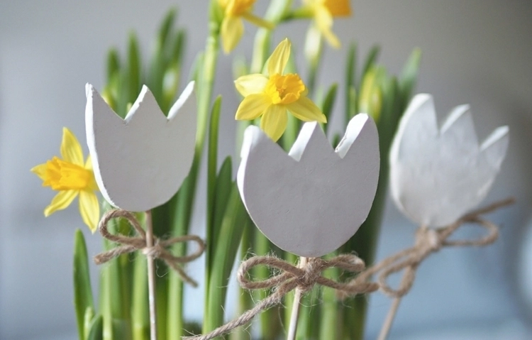 Ostergeschenke basteln mit Anleitung - Tulpen -Blumenstecker aus Bastelton