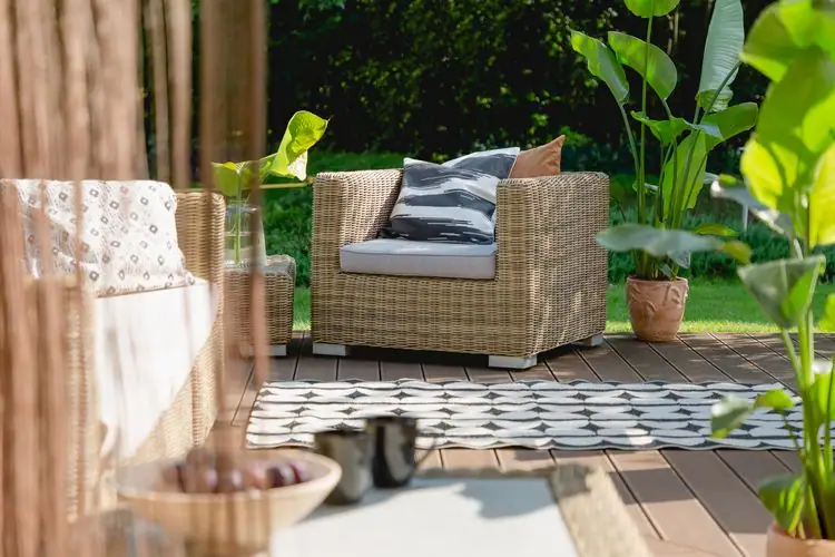 Outdoor-Wohnzimmer einrichten - Teppich als Dekoration