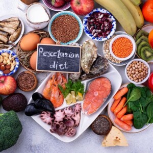 Pescetarische Ernährung mit Obst, Gemüse, Fisch, Meeresfrüchten und Milchprodukten