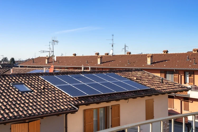 Photovoltaik Anlage auf dem Dach eines Mehrfamilienhauses