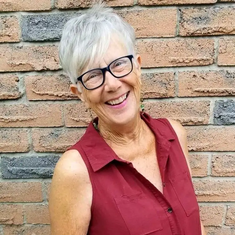 Pixie Cut für Frauen ab 60 mit Brille graue Haare