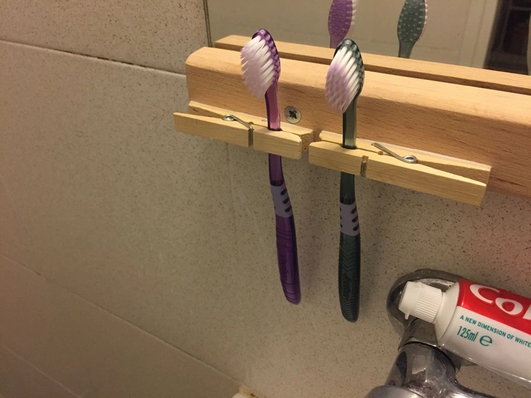 Praktische Anwendung von Wäscheklammern - Zahnbürstenhalter