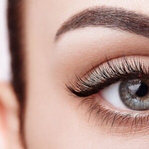 Puderbrauen halten mehr als Microblading