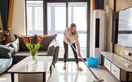 Putzen Sie den Steinboden mit Spülmittel