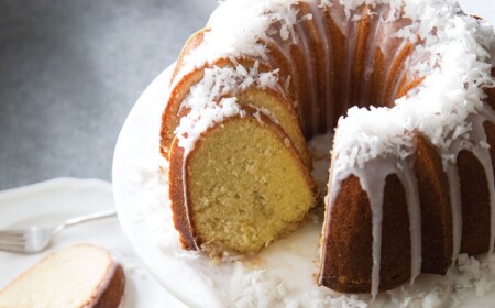 Rezept für Buttermilchkuchen mit gerösteter Kokosnuss