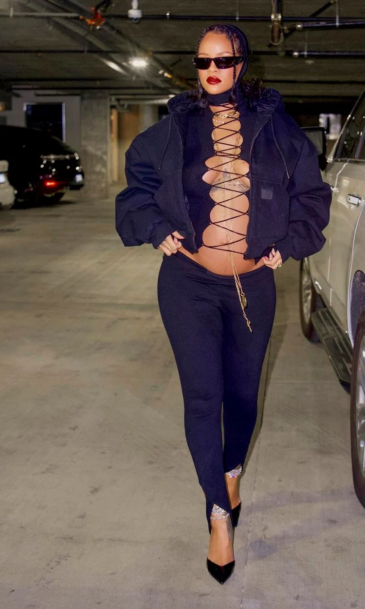Rihanna rockt den schwangeren Look in Low Rise Jeans