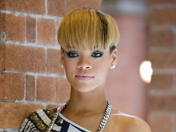 Rihanna trägt eine Variation des Bowl Cuts