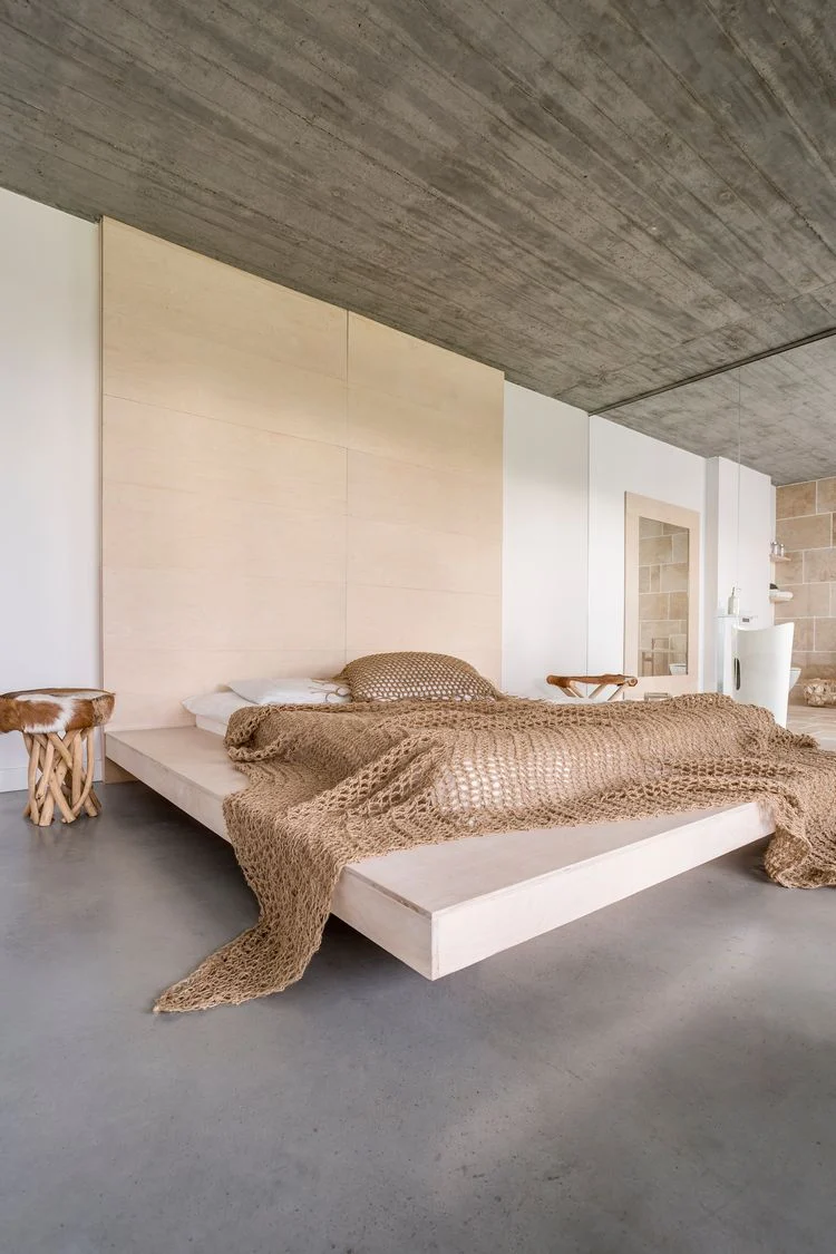 Schlafzimmer Design modern Betonboden und Holzdecke