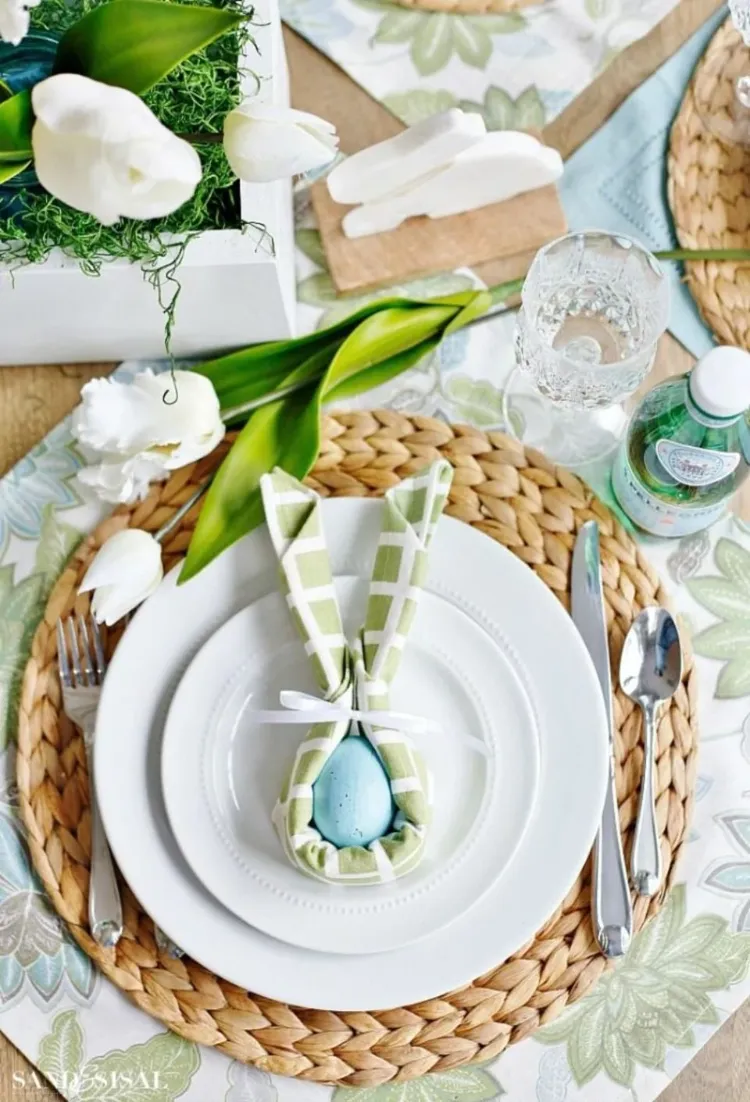 Servietten falten zu Ostern Tischdeko Frühling mit Naturmaterialien