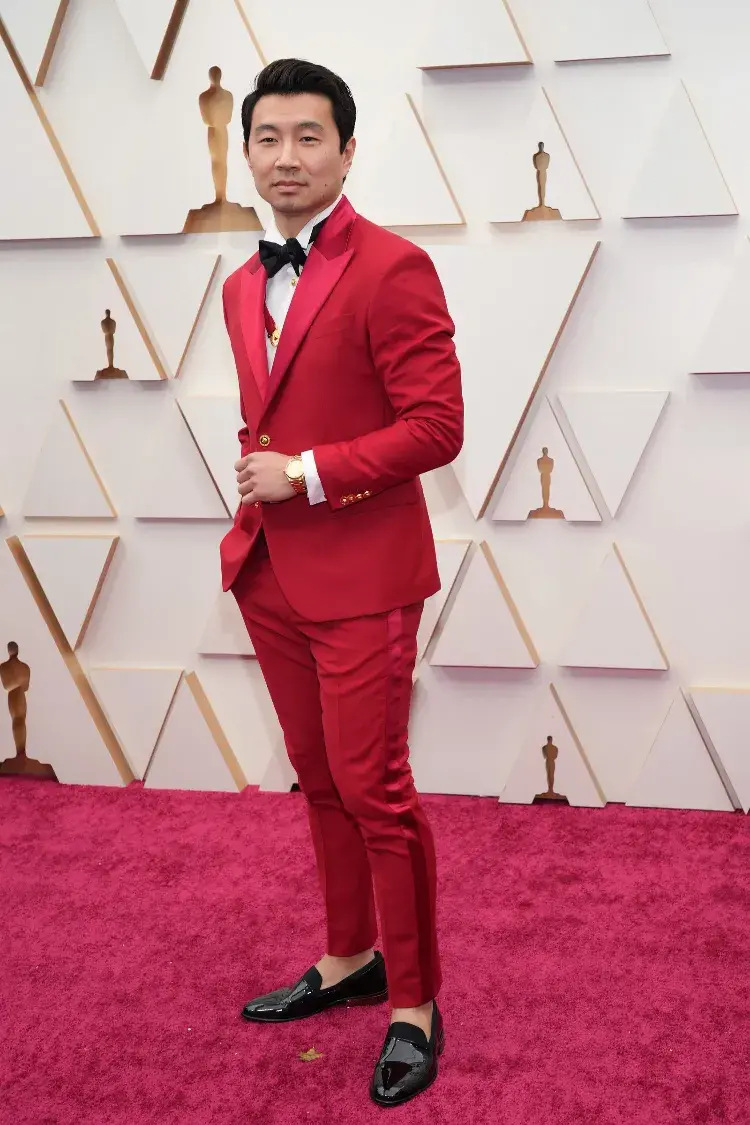Simu Liu in Versace - roter Anzug