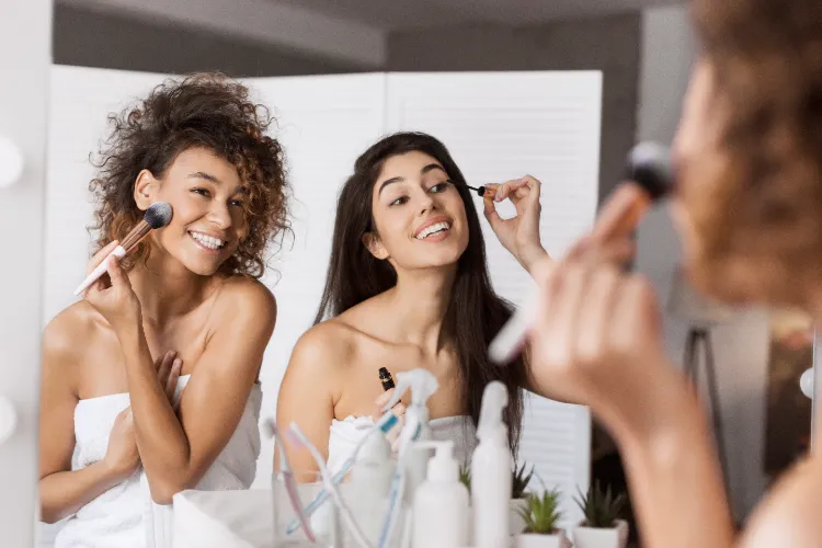 TikTok Facelifting Make-up Hack wie Gesicht straffer erscheinen lassen