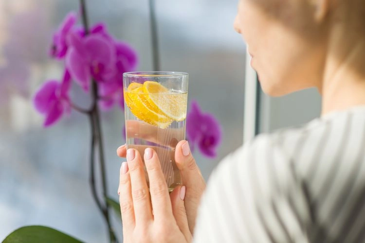 Wasser mit Zitronen reinigt den Körper und hilft im Beauty-Bereich