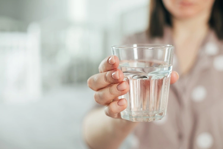 Wasser täglich trinken wie viel und wann
