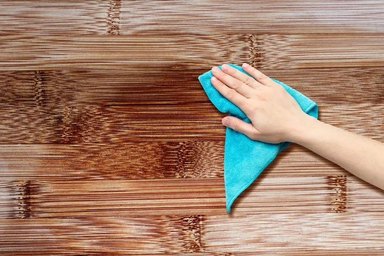Wasserflecken auf Holz entfernen - wie macht man das