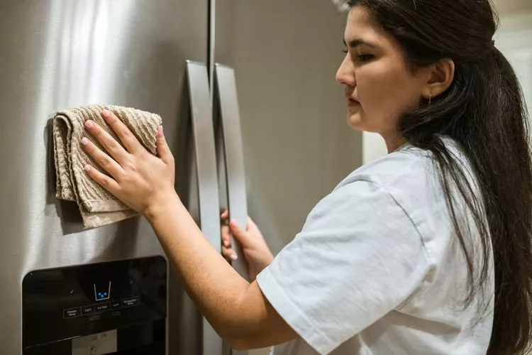 Wie Edelstahl-Kühlschrank reinigen