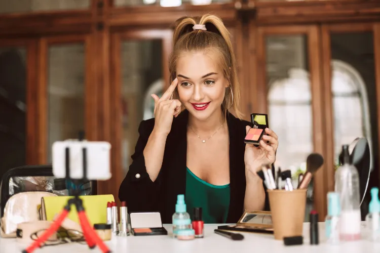 Wie das Gesicht straffer wirken lassen Facelift Make-up Hack TikTok