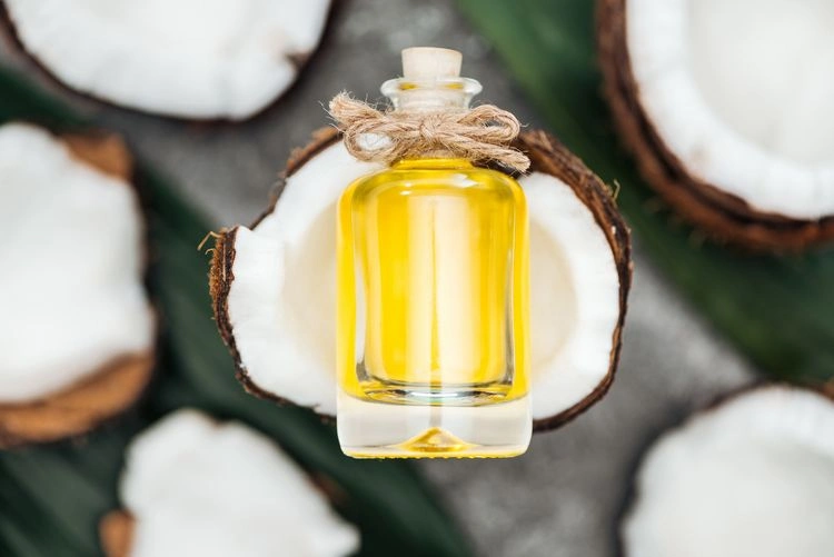 Serum für Wimpern mit natürlichen Hausmitteln herstellen - Kokosöl und Rizinusöl als Zutaten