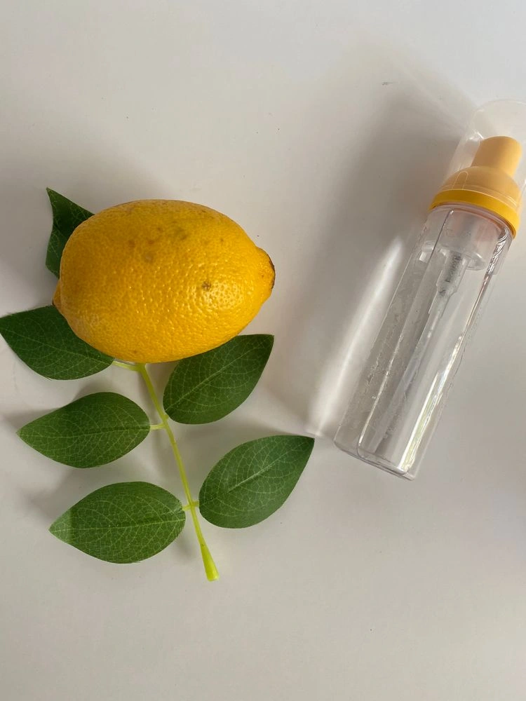 Zitrone kann Haare und Haut aufhellen und wirkt gegen fettige Kopfhaut