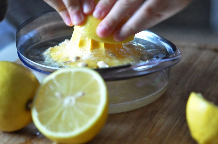 Zitronensaft ganz leicht aus der Zitrone quetschen