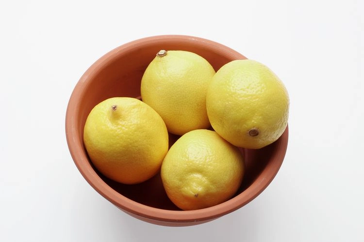 Zitronensaft gegen Pickel, strafft die Haut und bleicht sie