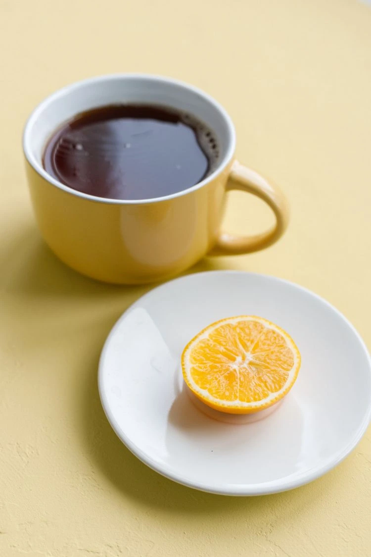 Zitronensaft in den Morgenkaffee geben