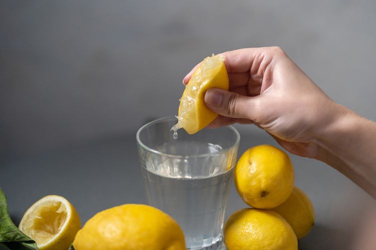 Zitronenwasser verhilft dem ganzen Stoffwechsel