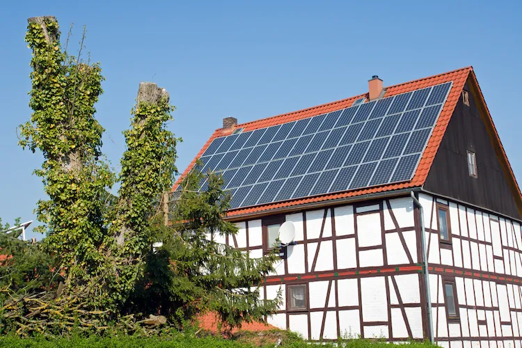bautechnik für riegelhaus mit photovoltaik auf dem dach installieren
