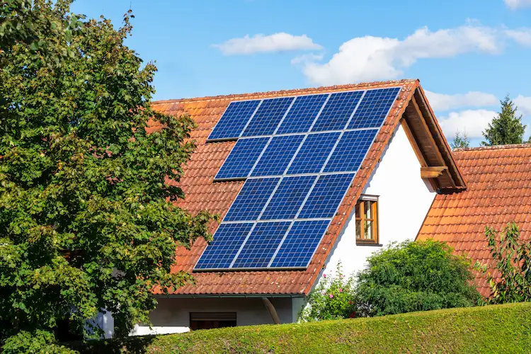 eigenheim mit solardach als alternative zu stromanbietern