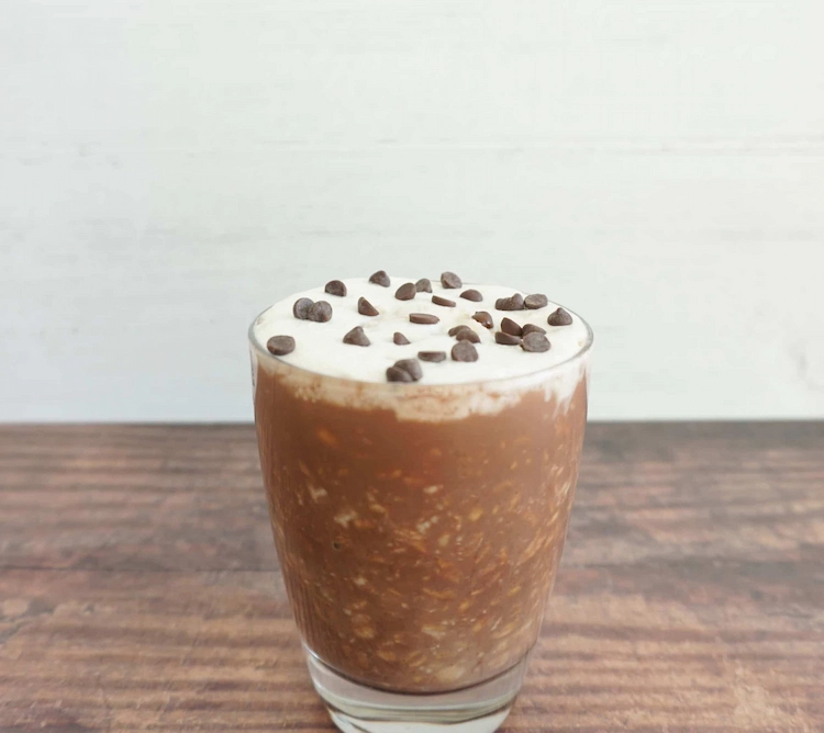 frühstück smoothie mit haferflocken und kaffeebohnen