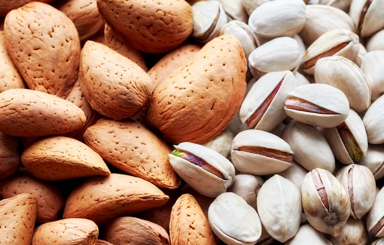 gesunde nüsse als paar aus lebensmitteln zum abnehmen mit pistazien und mandeln