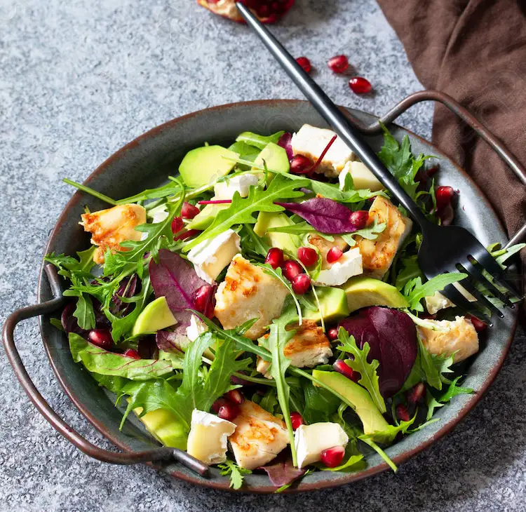 gesunder und sattmachender salat mit rucola und gegrilltem hähnchenfleisch