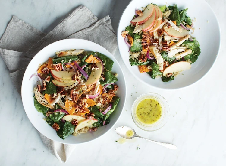 kalorienarmer salat mit hähnchenfleisch in kombination mit quinoa und grünkohl als abendessen zum abnehmen