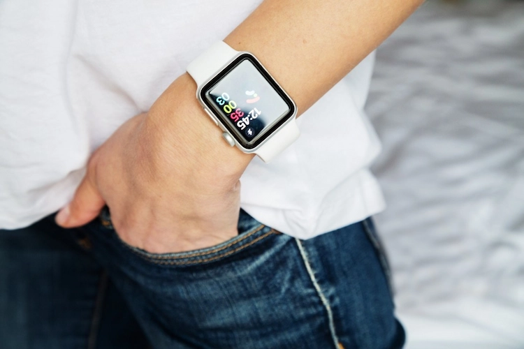 moderner look für den frühling mit weißem t shirt und jeans in kombination mit smartwatch
