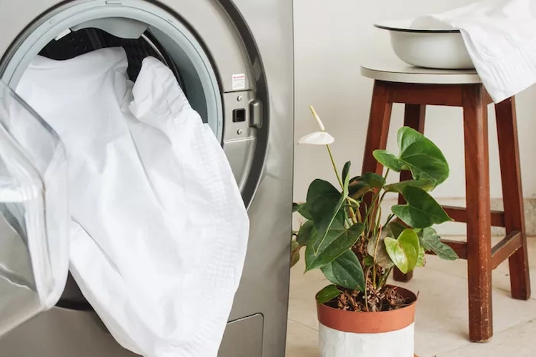 schmutzige wäsche in der waschmaschine waschen und nach reinigung der schlafmatratze verwenden